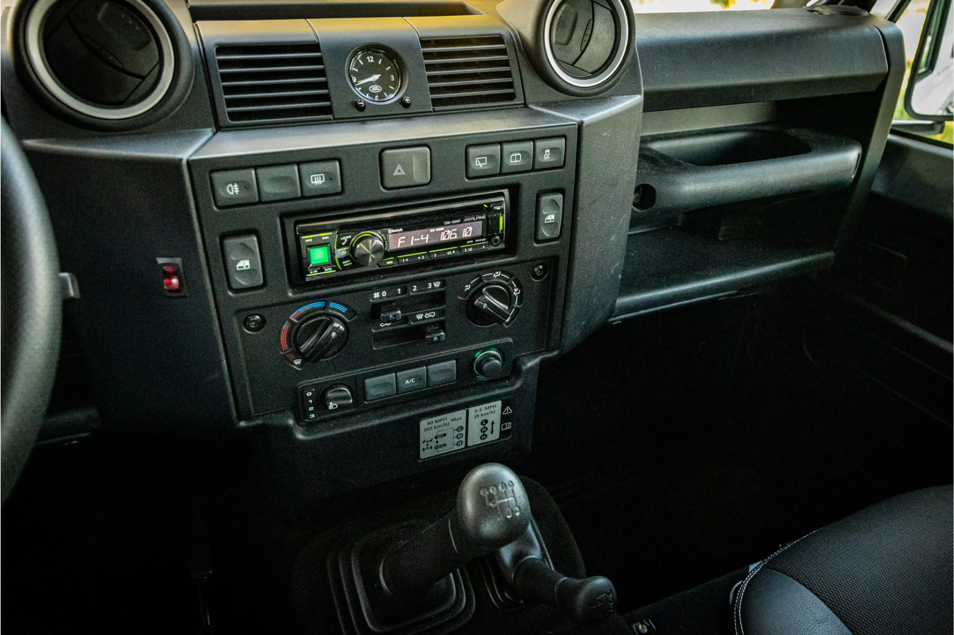 Land Rover Defender 2.2 D SW 90" SE Nieuw Lier Roofrack — photo 10
