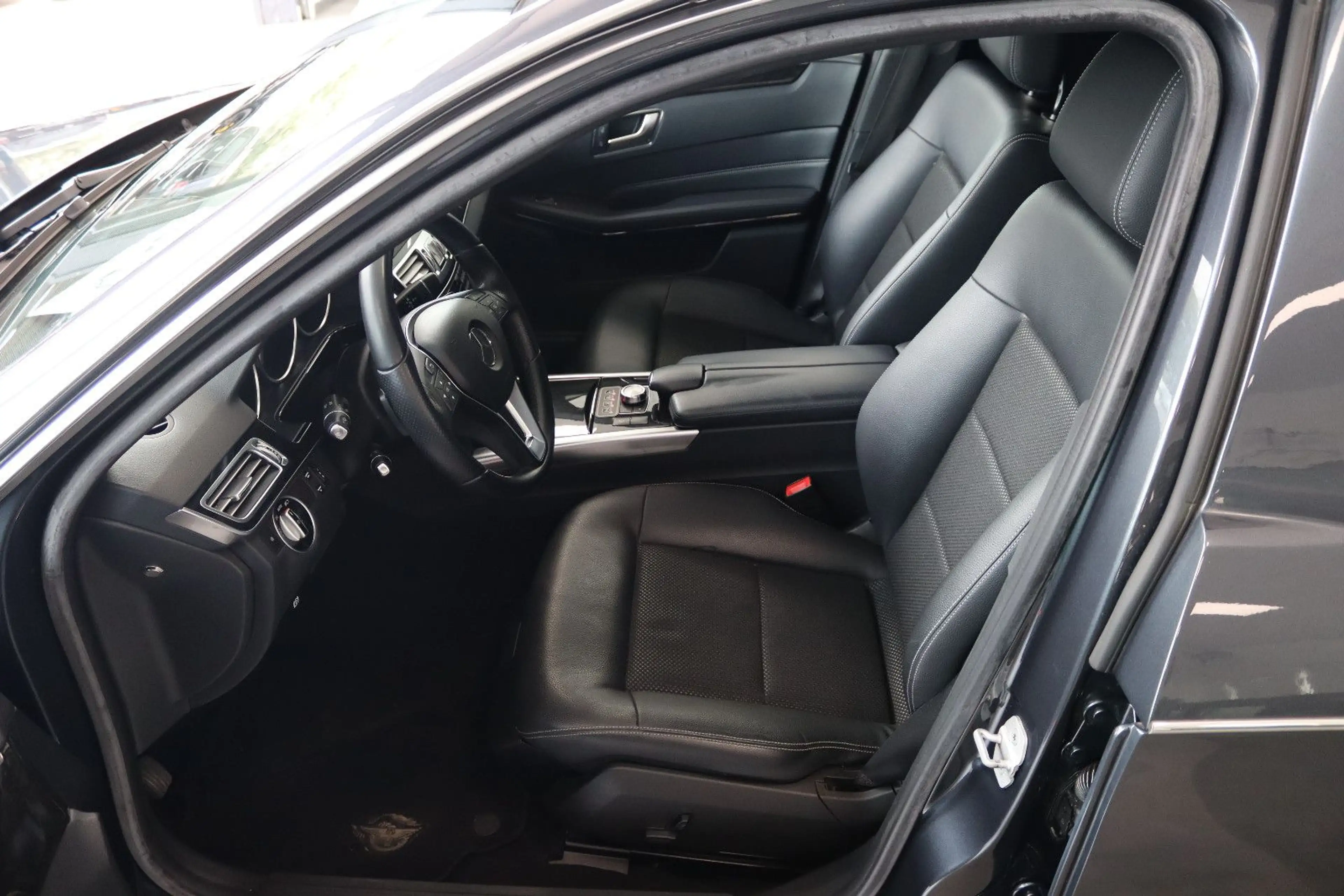 Mercedes-Benz E 250 Huiskamp Bestattungswagen / Leichenwagen — photo 7