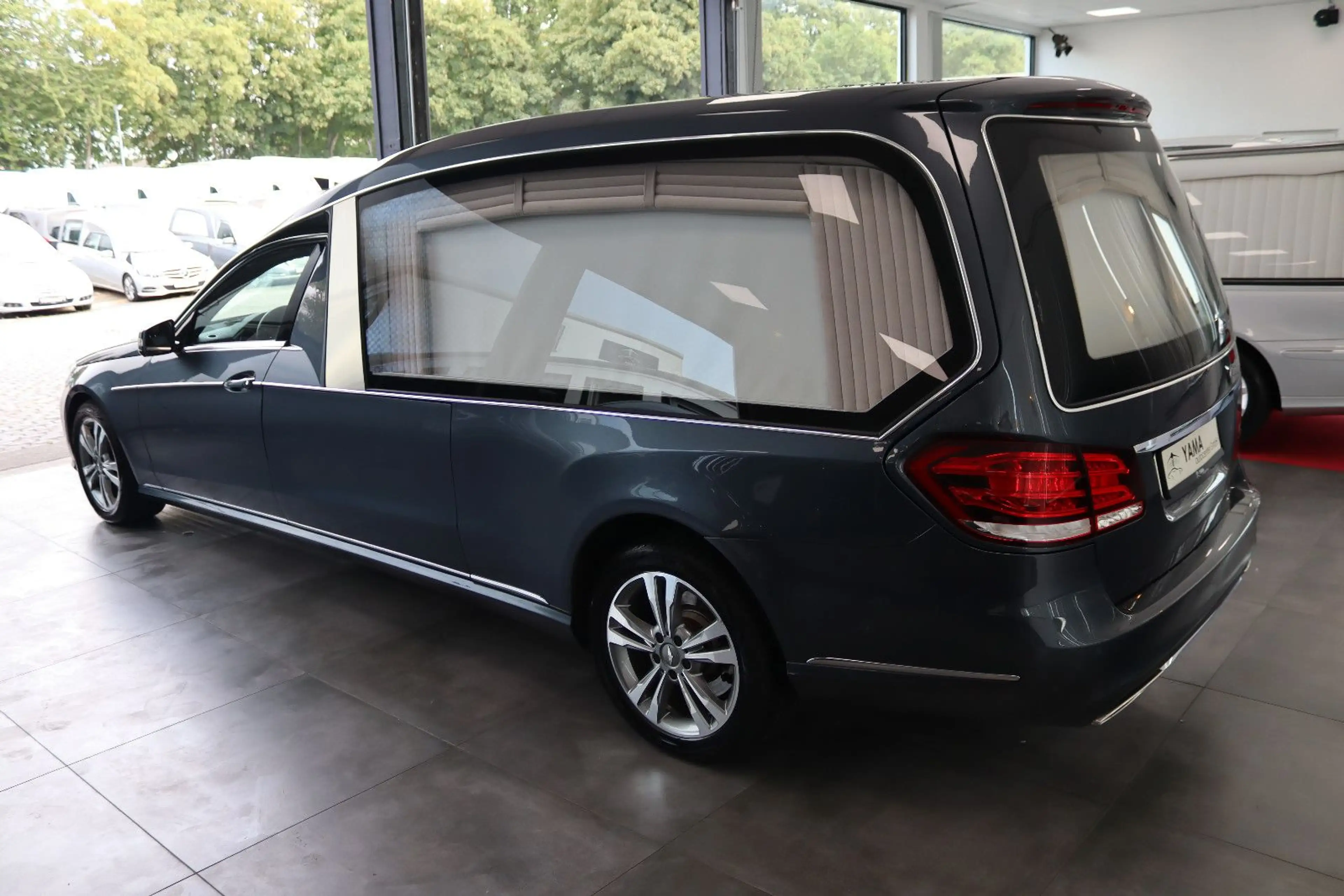 Mercedes-Benz E 250 Huiskamp Bestattungswagen / Leichenwagen — photo 5
