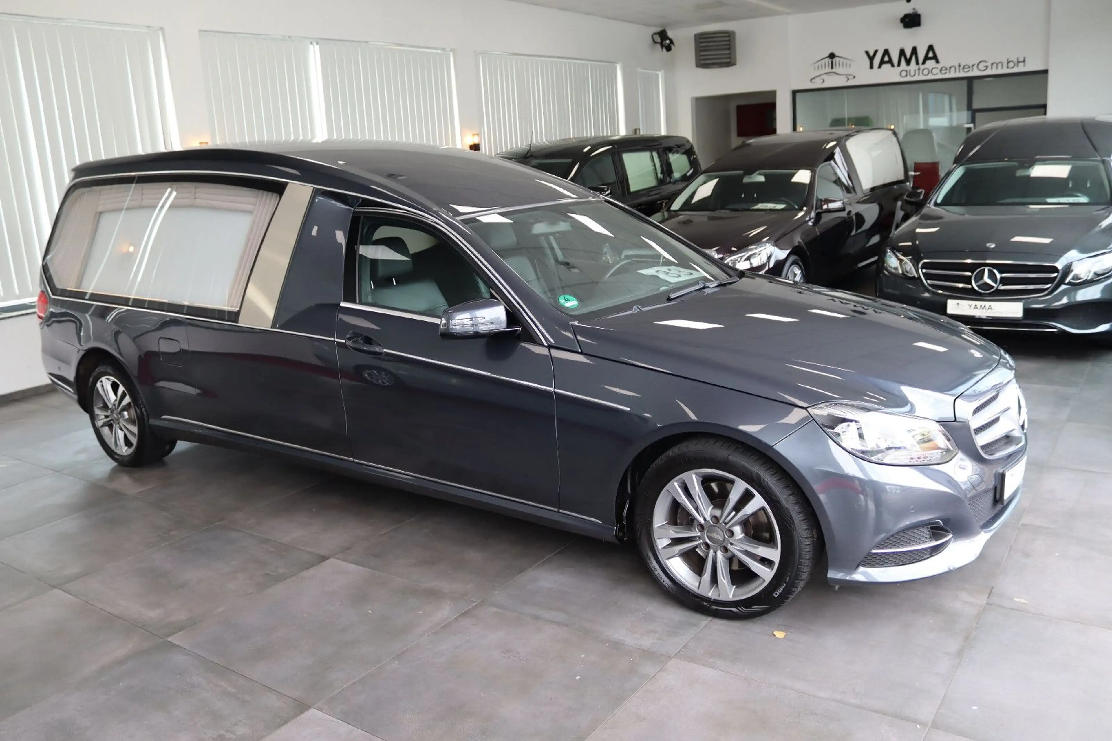 Mercedes-Benz E 250 Huiskamp Bestattungswagen / Leichenwagen — photo 4