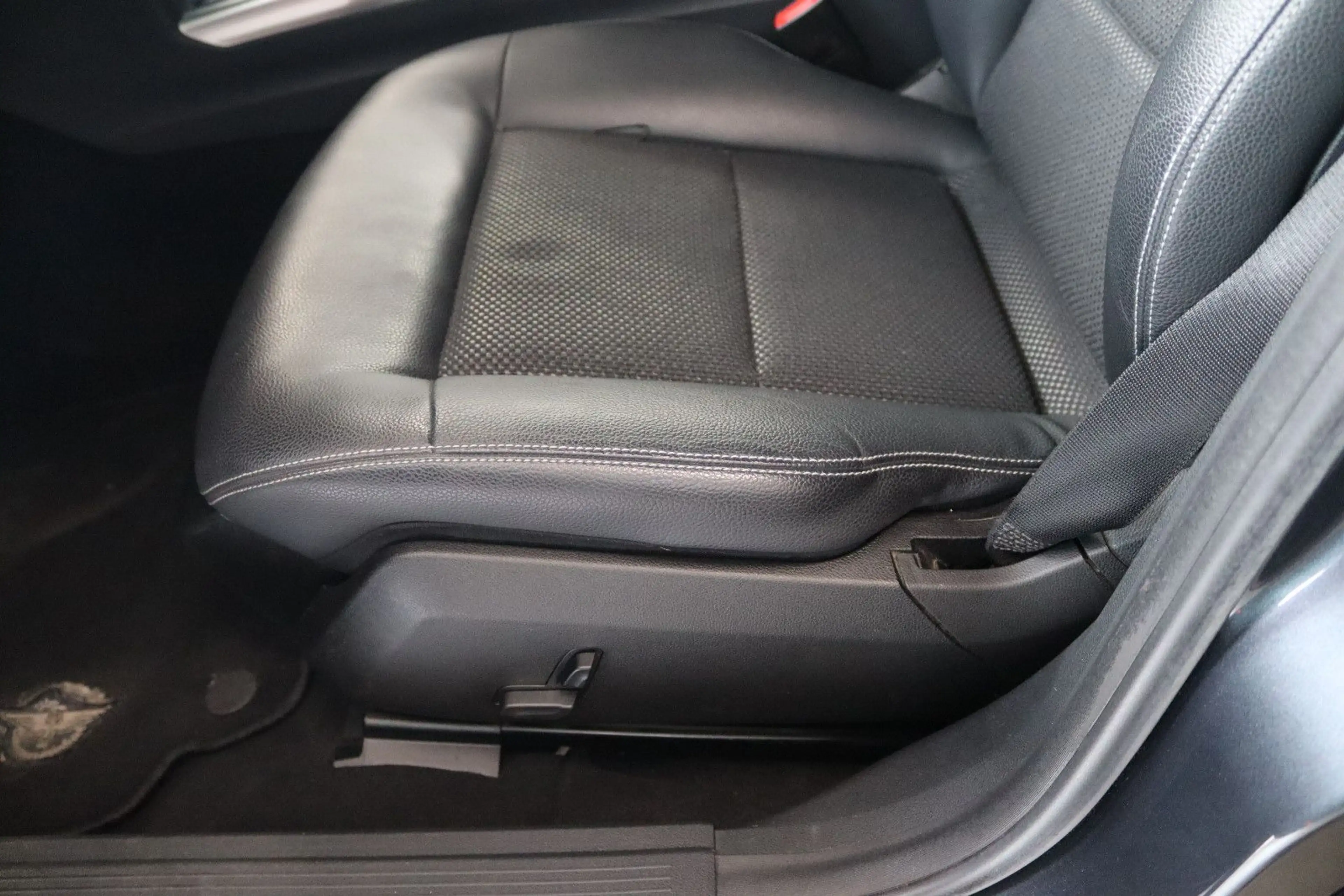 Mercedes-Benz E 250 Huiskamp Bestattungswagen / Leichenwagen — photo 8
