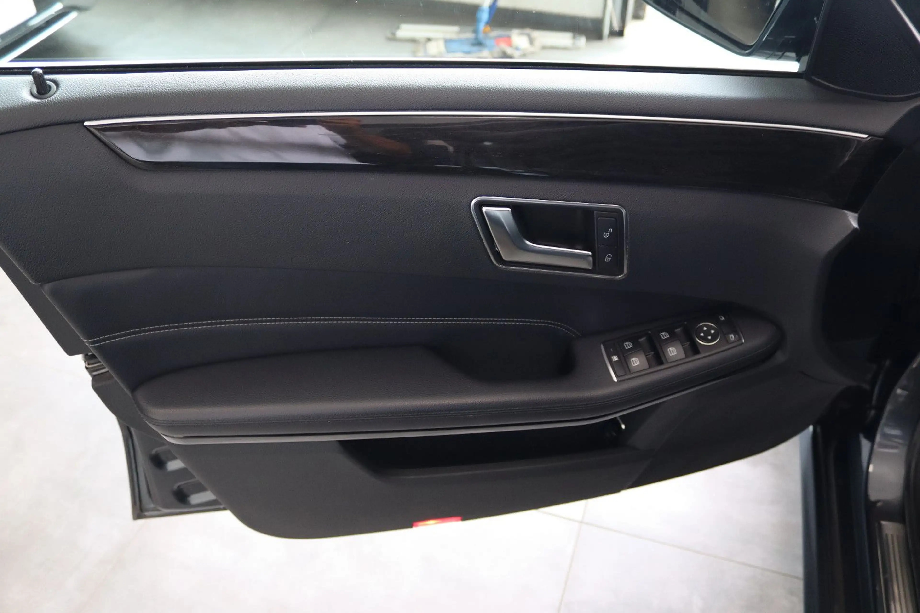 Mercedes-Benz E 250 Huiskamp Bestattungswagen / Leichenwagen — photo 14