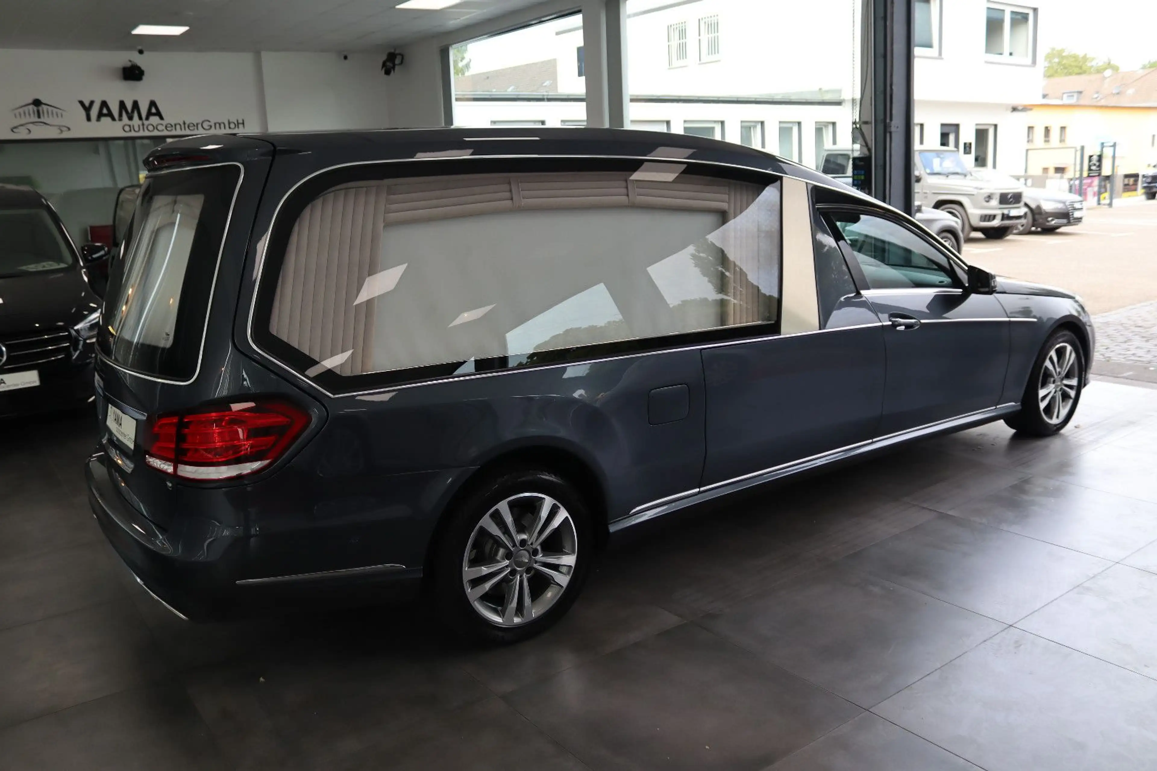 Mercedes-Benz E 250 Huiskamp Bestattungswagen / Leichenwagen — photo 3