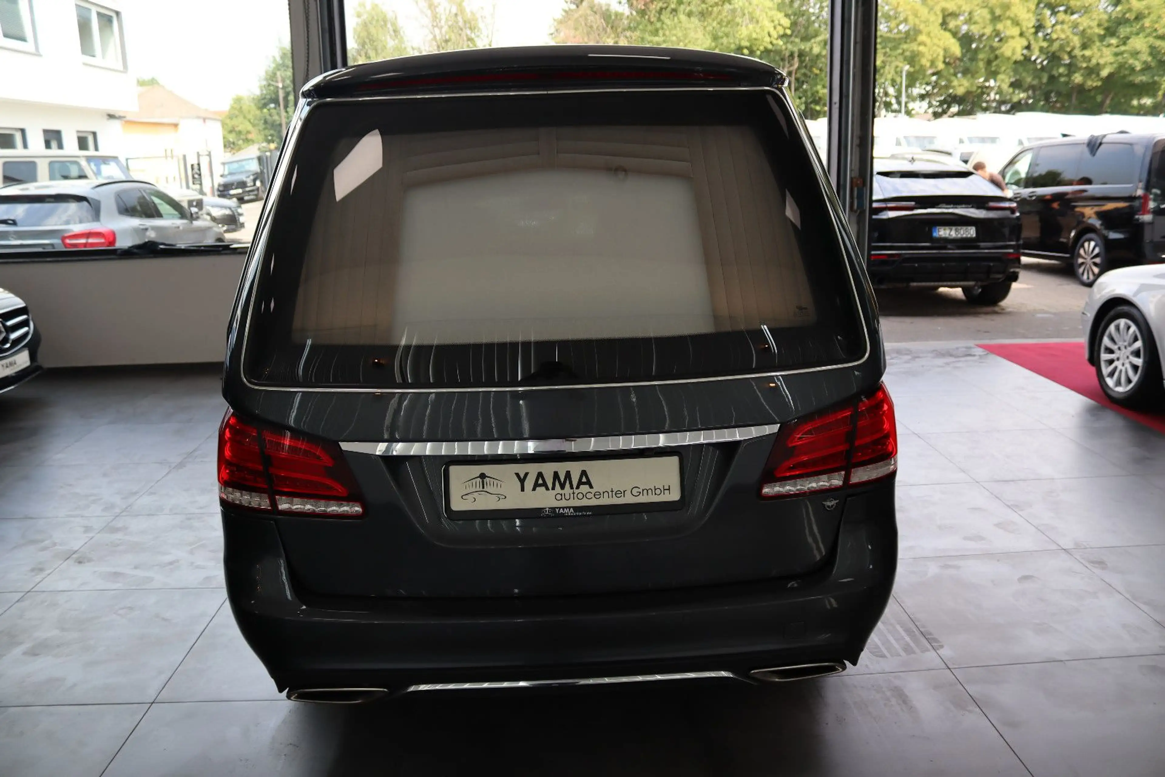 Mercedes-Benz E 250 Huiskamp Bestattungswagen / Leichenwagen — photo 6