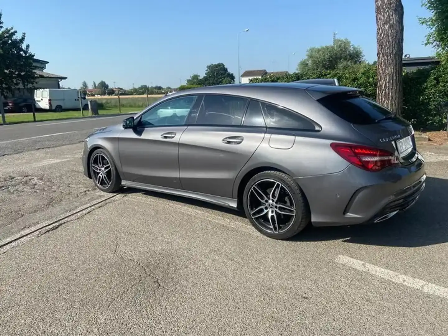 Mercedes-Benz CLA 200 CLA 180 d Executive Grau - 2