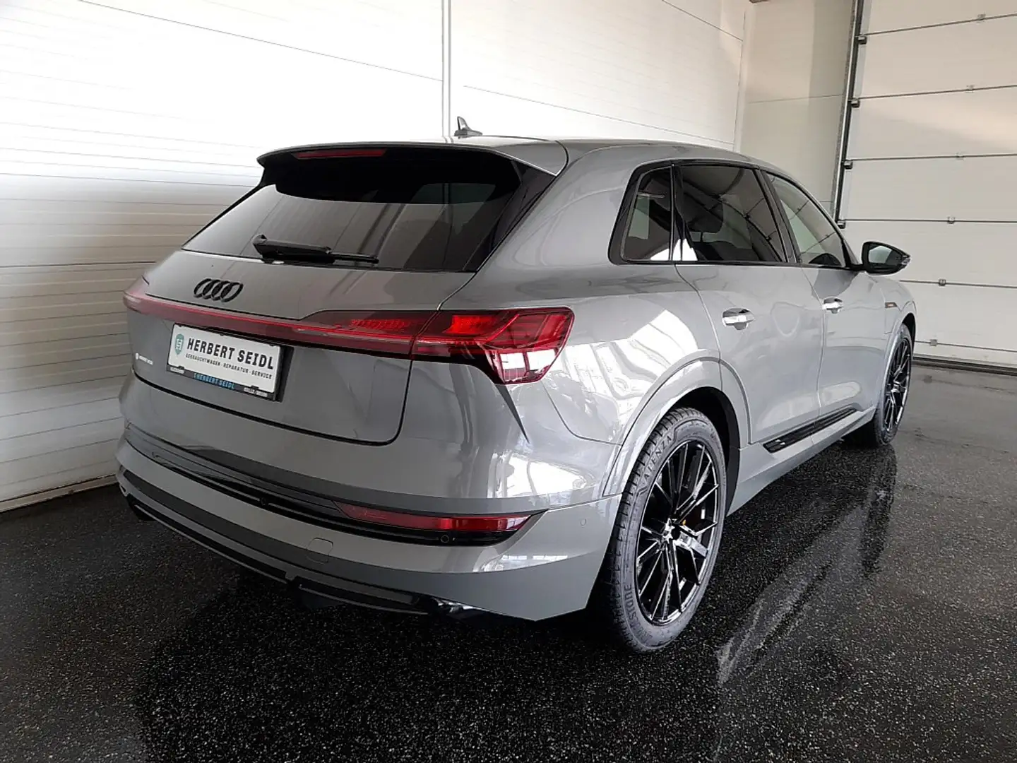 Audi e-tron 55 quattro S-line Black Edition *NP: € 98.336,-... Grau - 2
