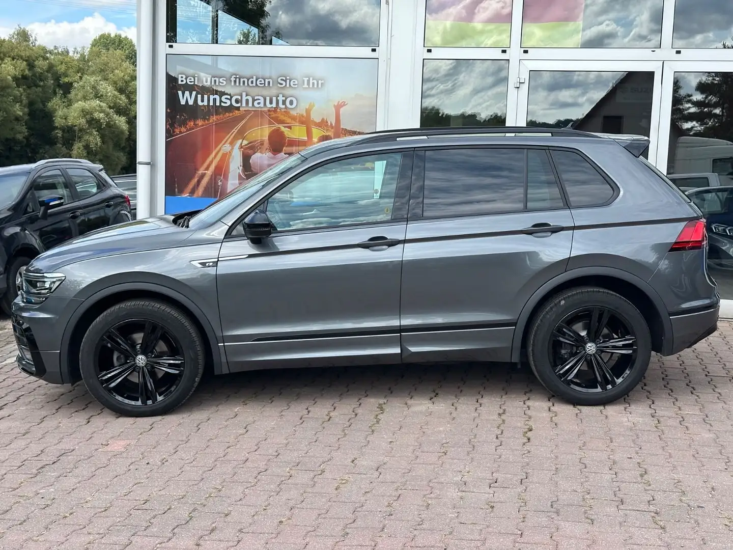 Volkswagen Tiguan Highline 4Motion*Automatic*R-Line* Gris - 2