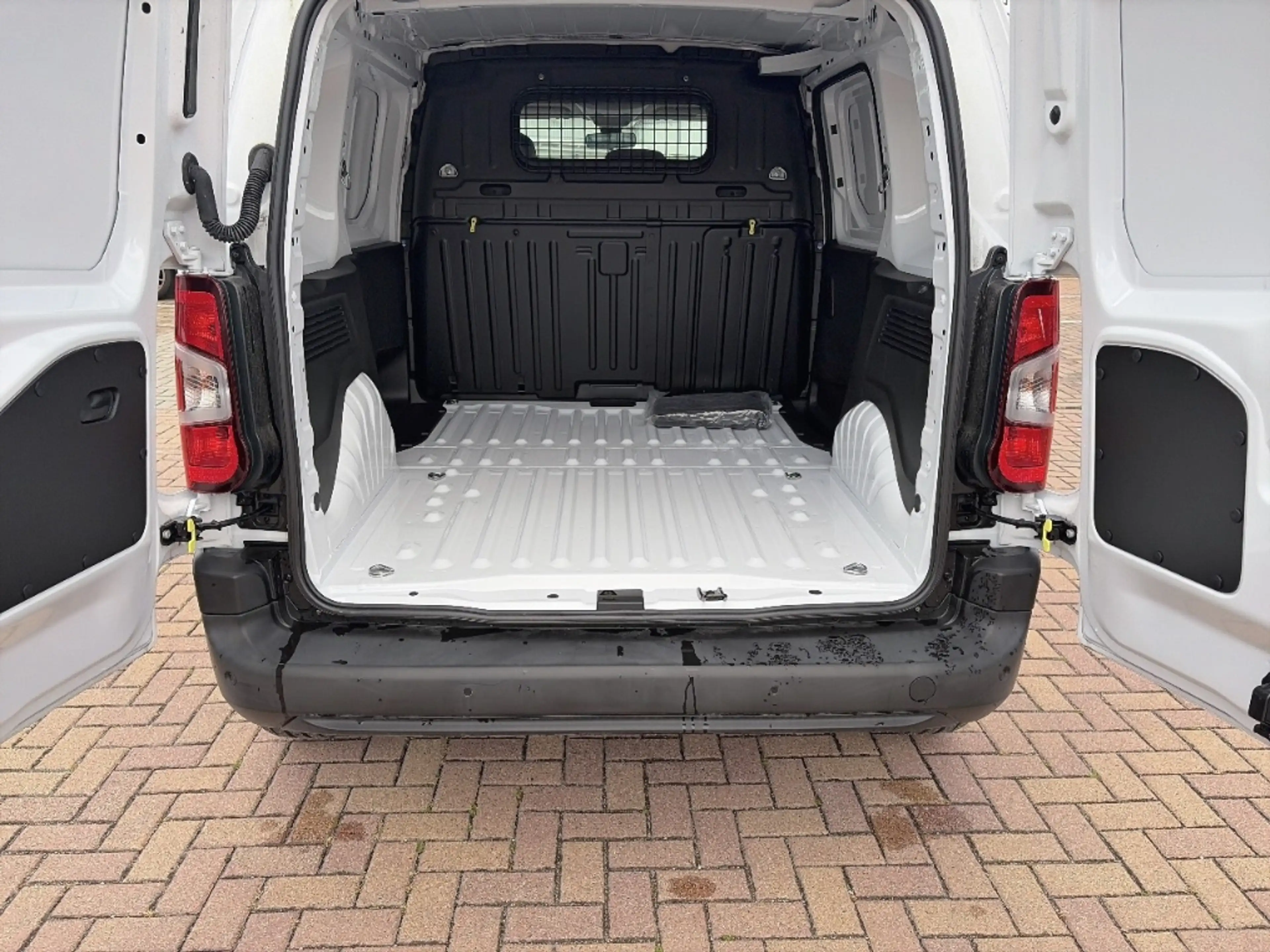 Opel Combo Cargo-e Basis Apple CarPlay Android Auto Mehrzonen — photo 6