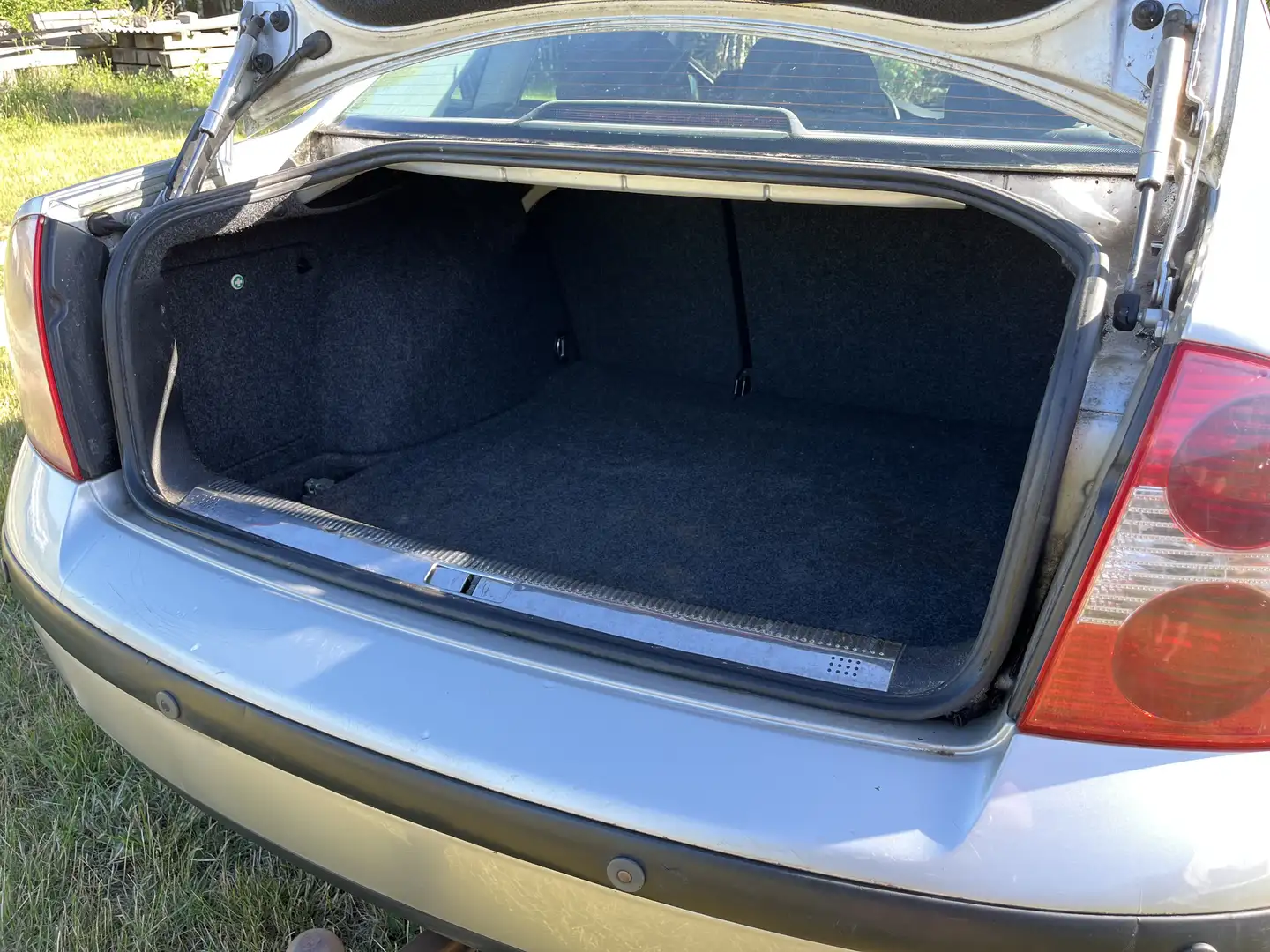 Volkswagen Passat Comfortline Gris - 2