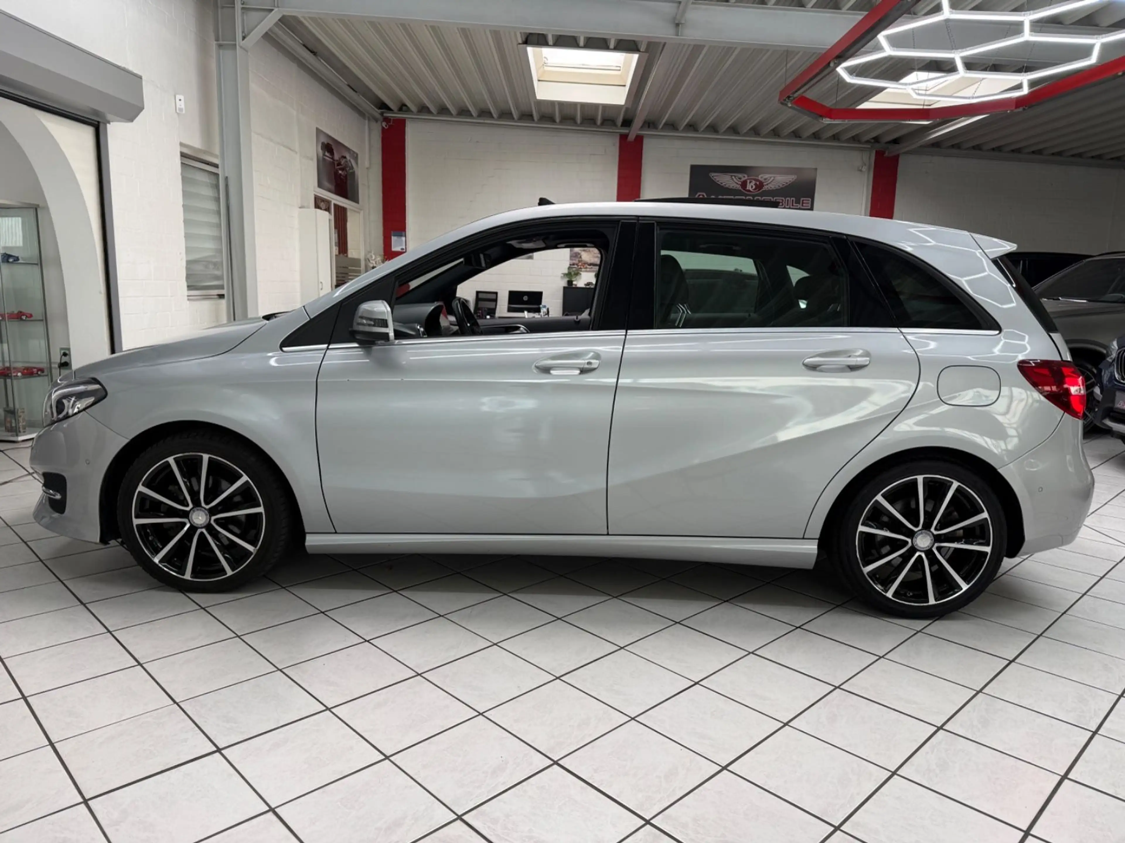 Mercedes-Benz B 220 CDI / d Urban LED PANO NAVI — photo 9