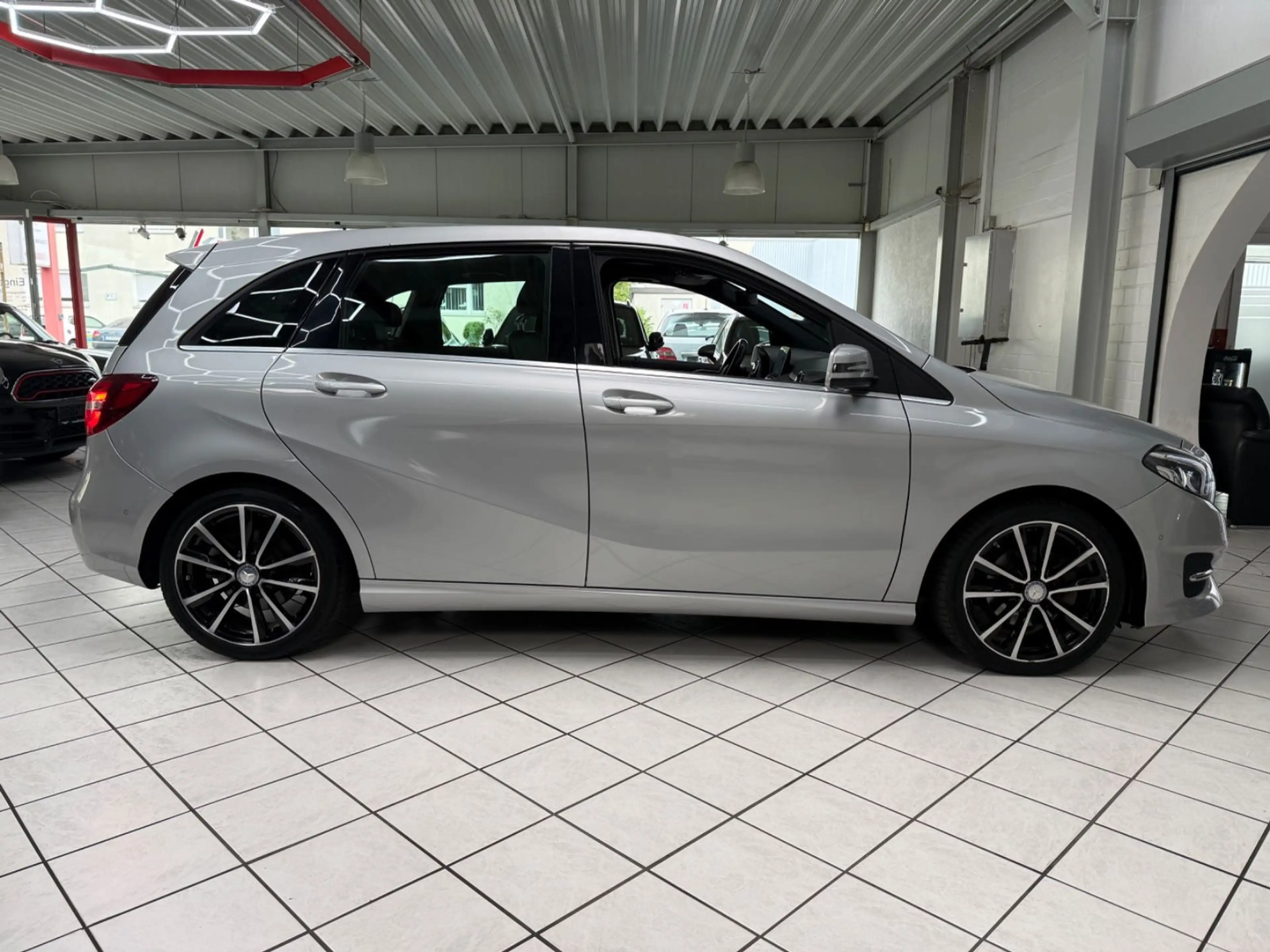 Mercedes-Benz B 220 CDI / d Urban LED PANO NAVI — photo 5