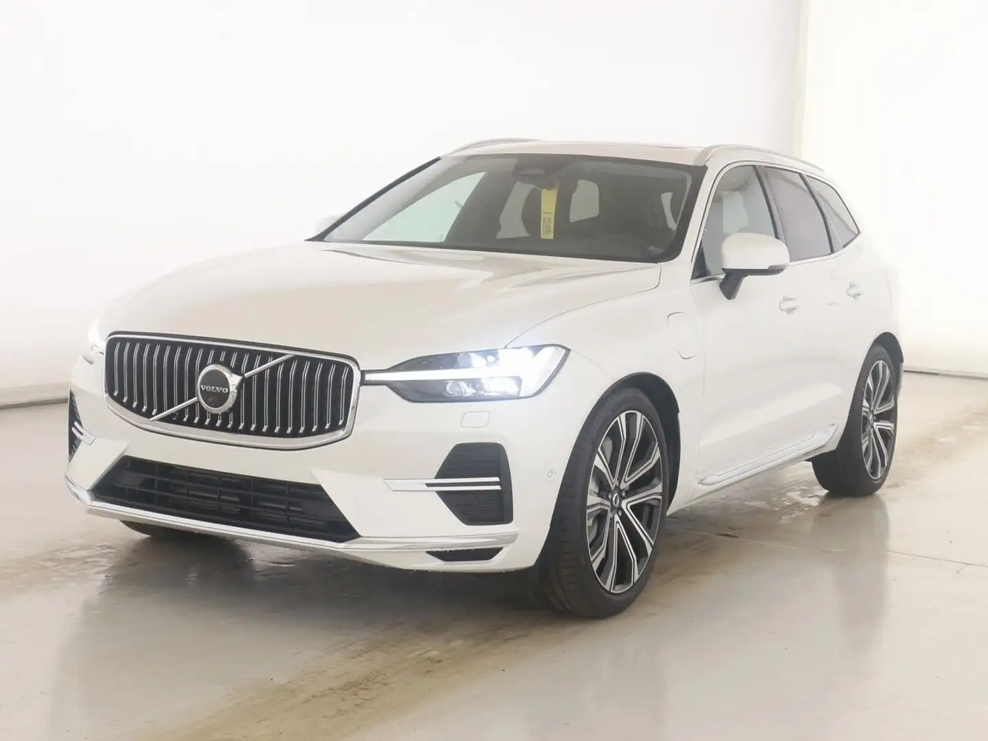Volvo XC60 T8 Plus Bright Recharge Plug-In Hybrid AWD Weiß - 1