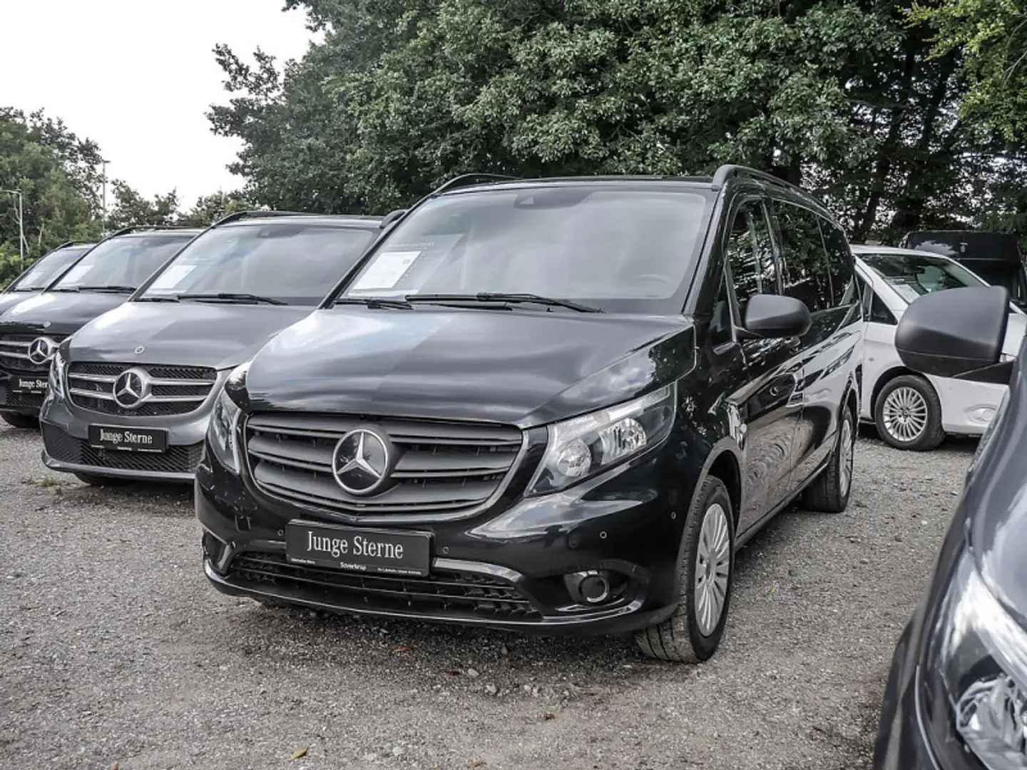 Mercedes-Benz Vito 116 Aut. Tourer PRO AHK/SCHIENEN/PDC/TEMPOMAT/SHZ Schwarz - 2