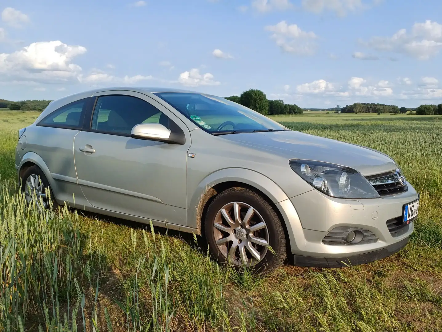 Opel Astra GTC Edition Plus Beige - 1