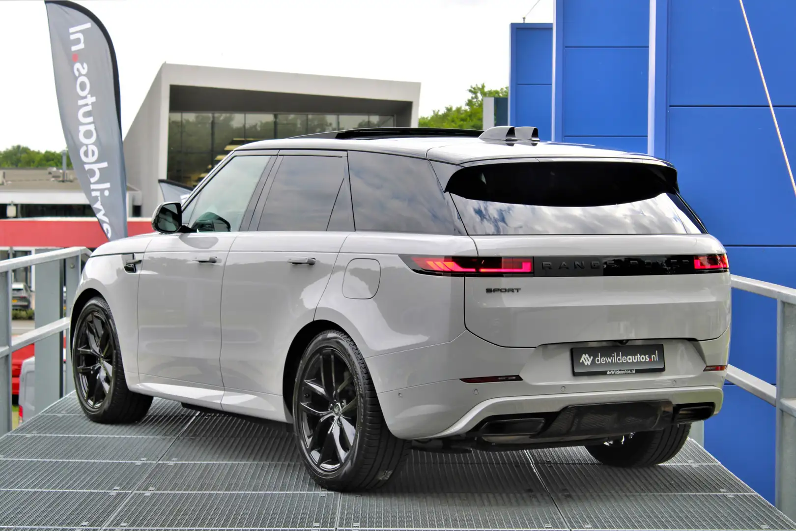 Land Rover Range Rover Sport 3.0 P460e Dynamic SE BorascoGrey Pano Stoelventila Grijs - 2