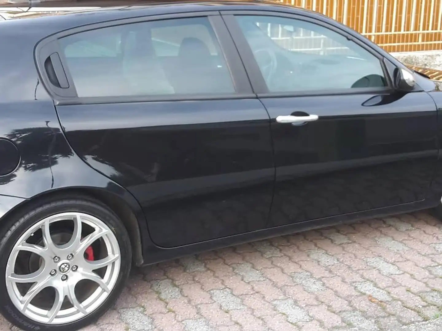 Alfa Romeo 147 147 5p 1.9 jtdm Ducati Corse Q2 170cv Nero - 2