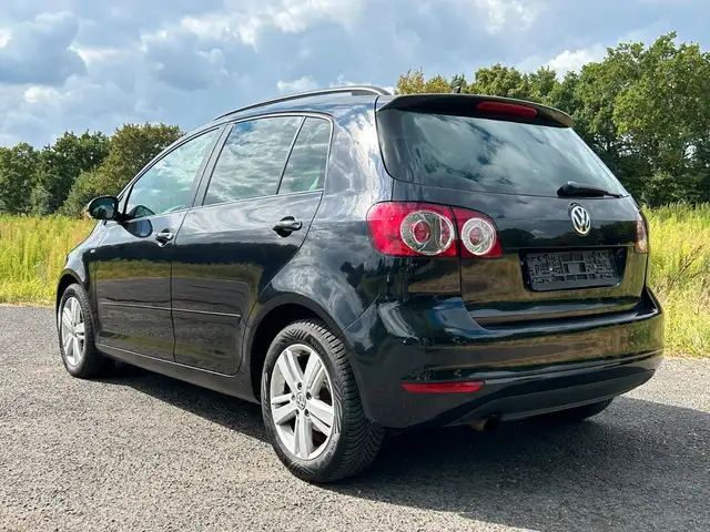 Volkswagen Golf view 3