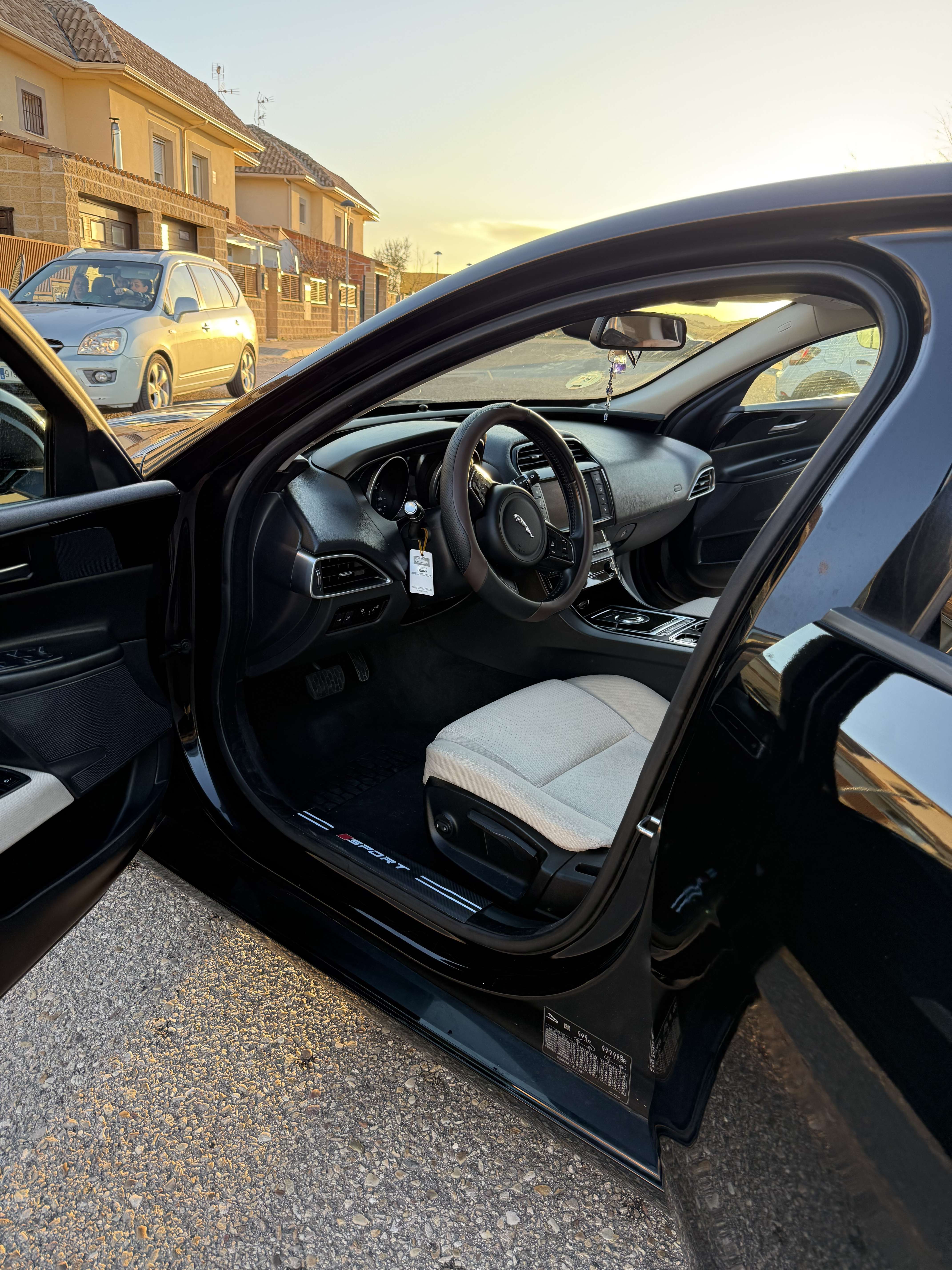 Jaguar XE 20d Aut. R-Sport - foto 1