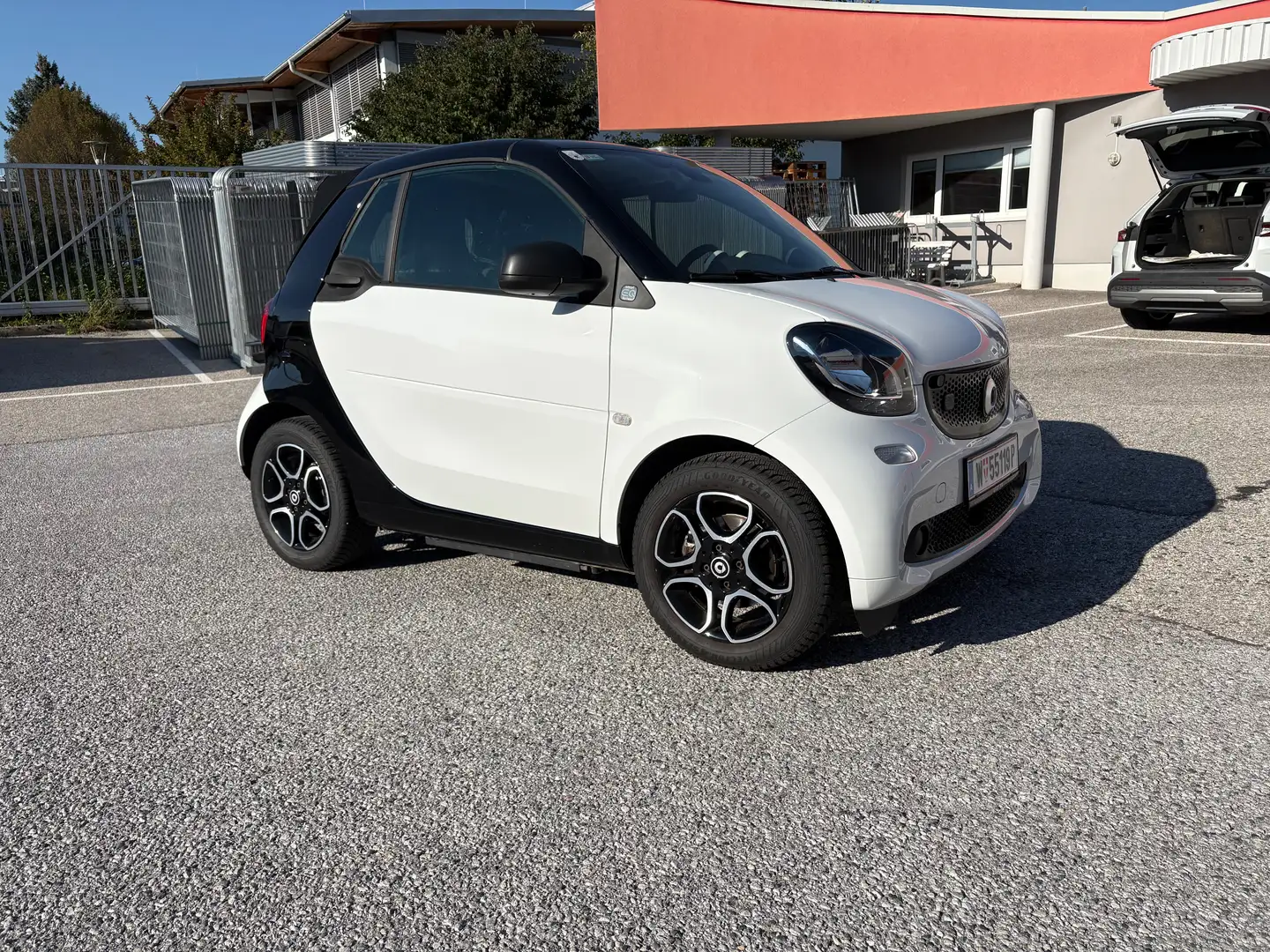 smart forTwo smart EQ fortwo cabrio 17,6kWh Weiß - 1