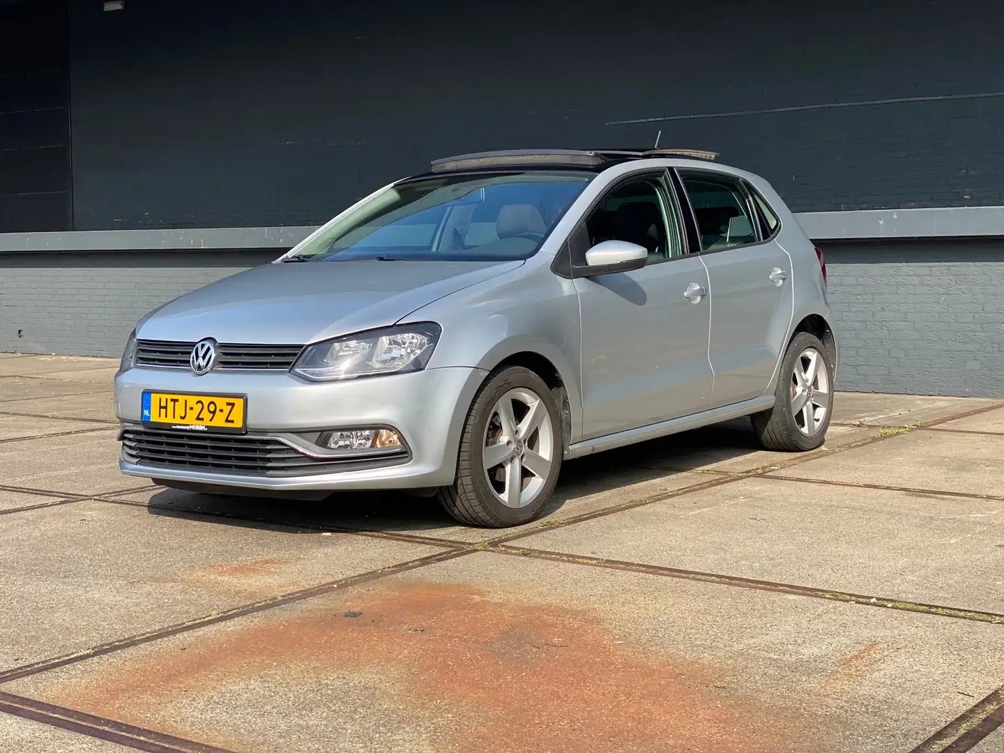 Volkswagen Polo 1.0 Benzine 75PK Pano Nieuwe Apk Grijs - 2