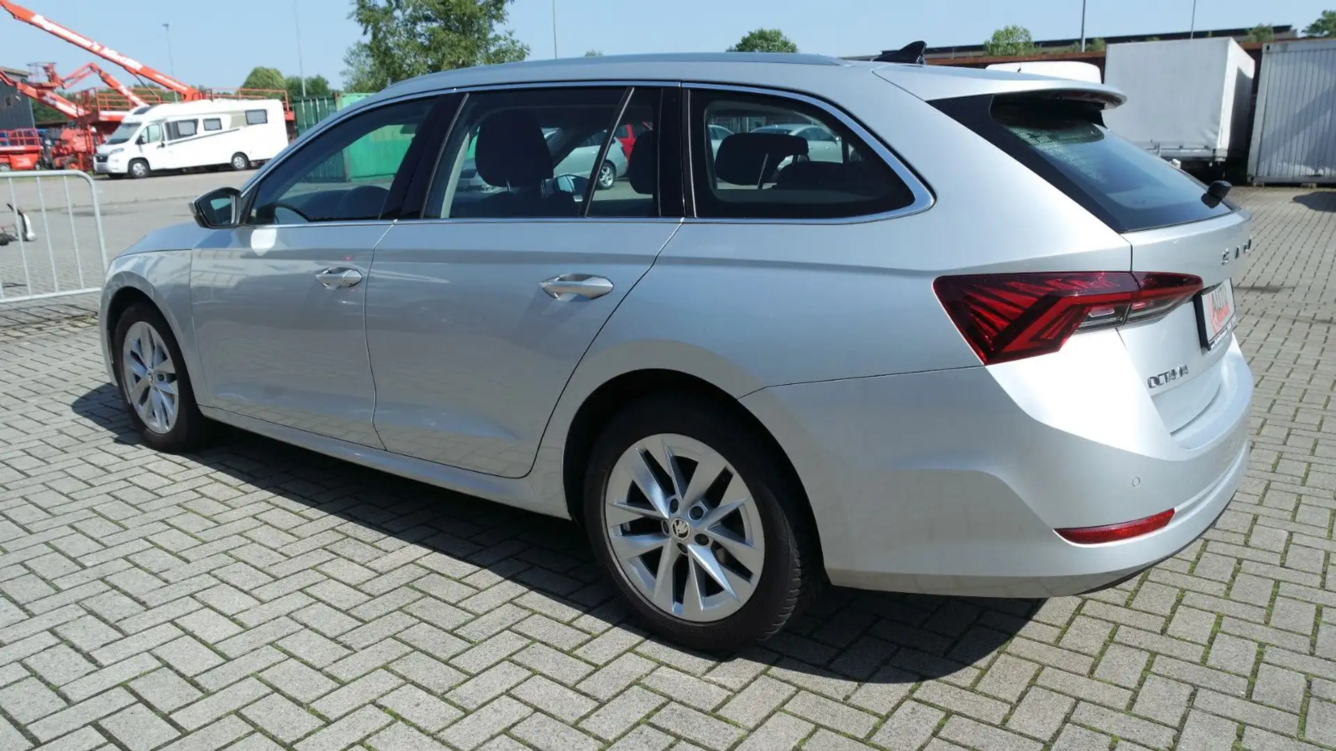 Skoda Octavia Combi First Edition, NAVI, LED, 1. Hand Silber - 2