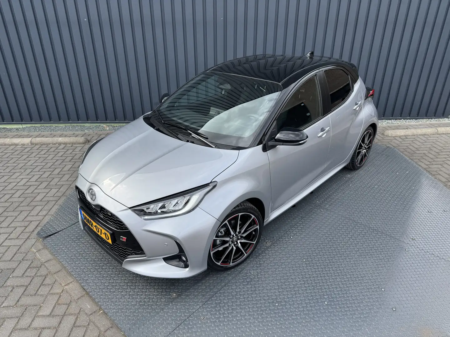 Toyota Yaris 1.5 Hybrid 130 GR Sport / Bi tone | 7.200 km | 1st Grigio - 2