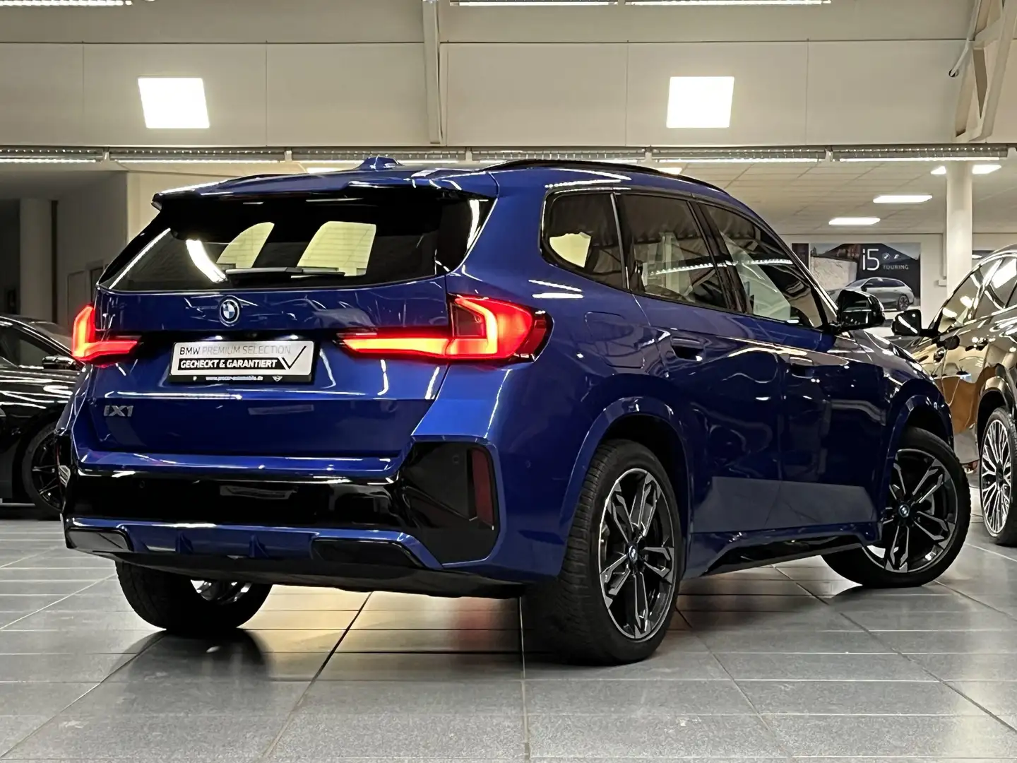 BMW iX1 xDrive30 M Sport DA Prof PA+ HuD Pano AHK Blauw - 2