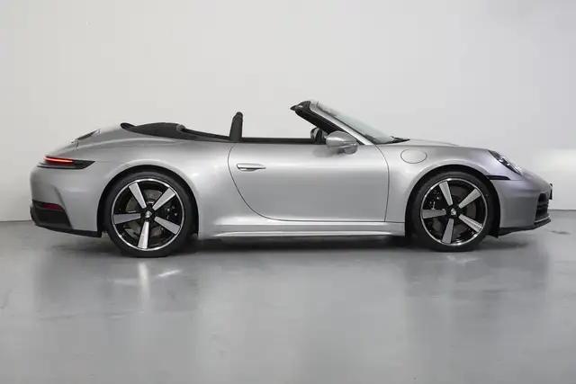 Porsche 911 view 7