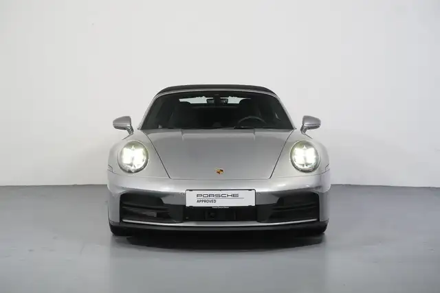 Porsche 911 view 4