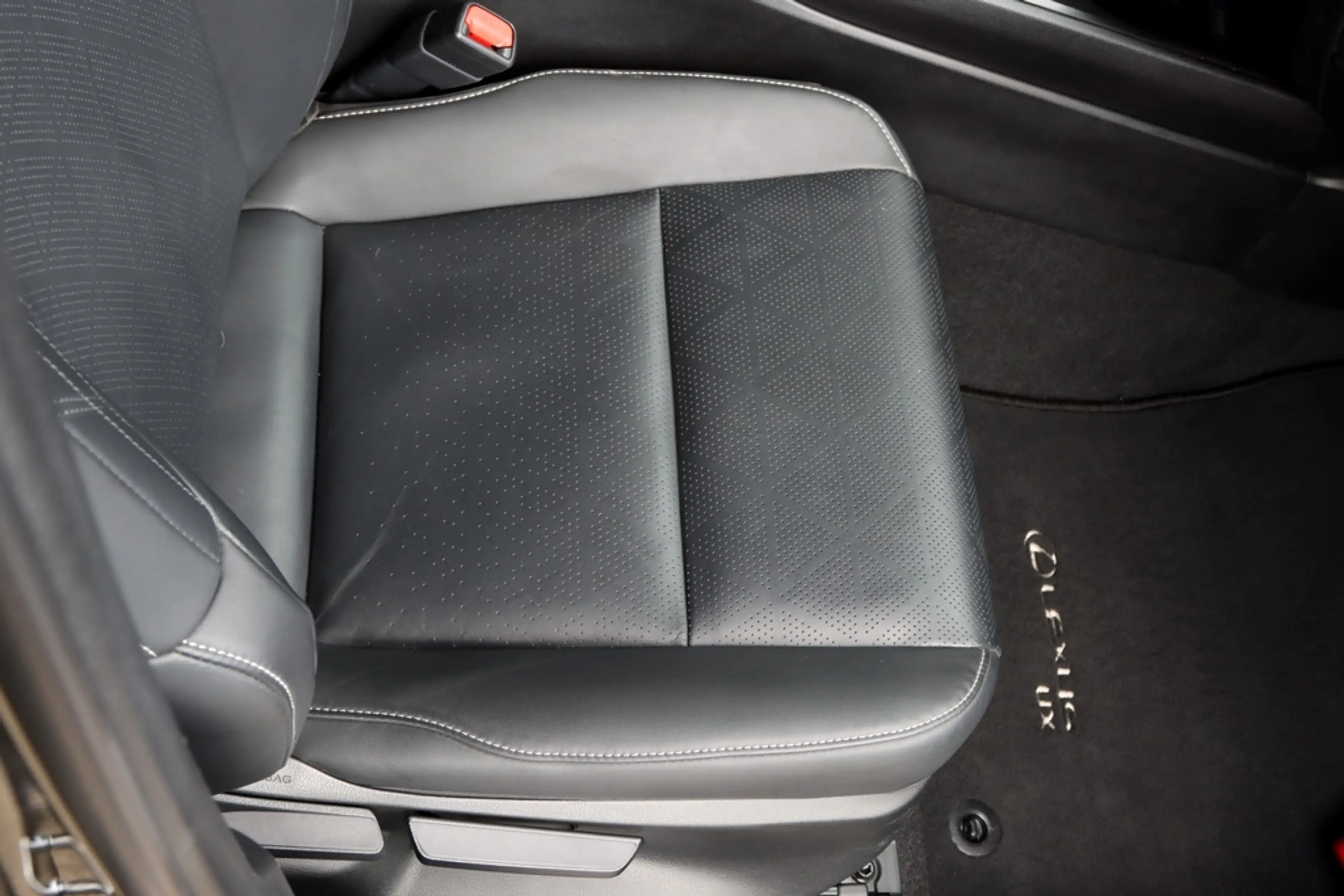 Lexus UX 250h Luxury Line Leer — photo 16