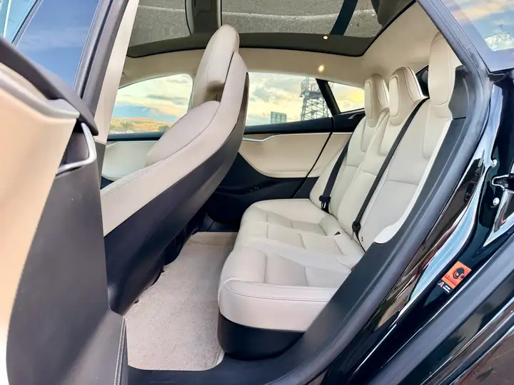 Tesla Model S 2018, foto 18