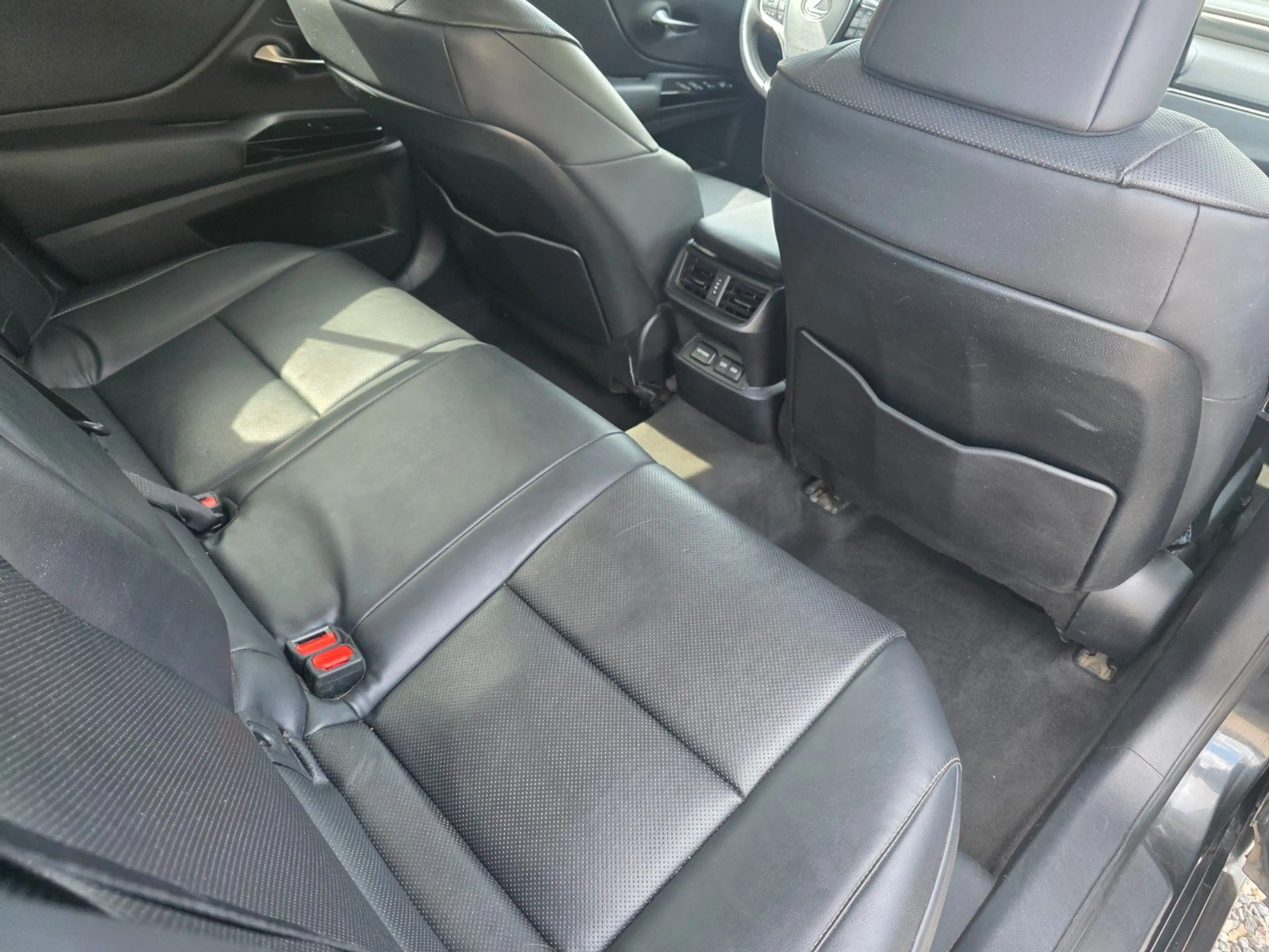 Lexus ES 300 H — photo 12