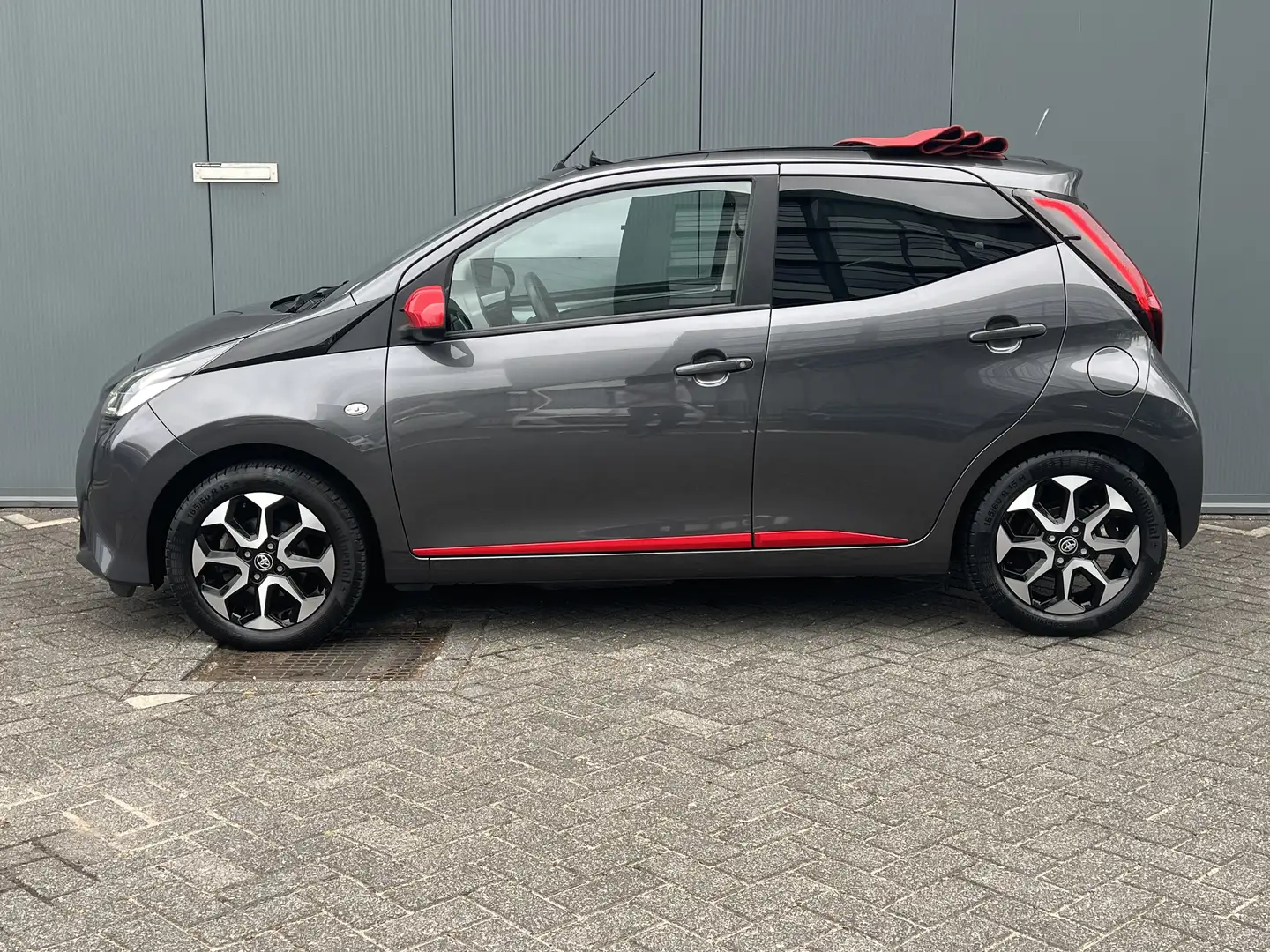 Toyota Aygo X X-Joy Cabrio Schuifdak | Vouwdak | Climate control Gris - 2