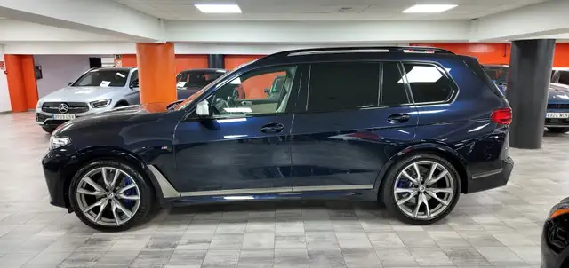 BMW X7 view 3