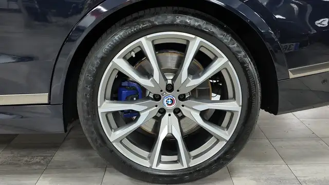BMW X7 view 11