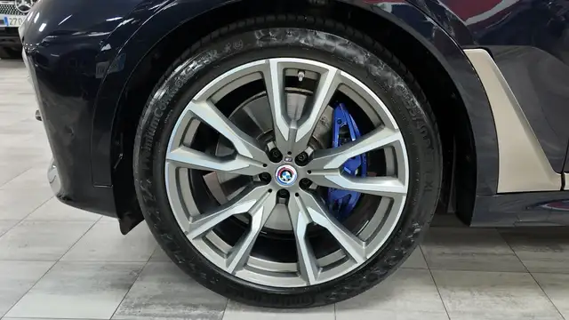 BMW X7 view 10
