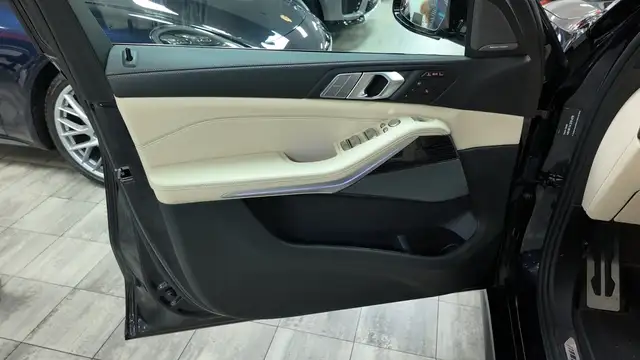 BMW X7 view 14