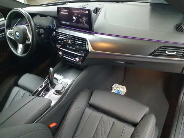 BMW 5 Series view 9