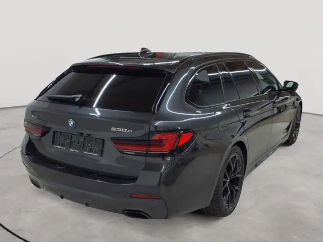BMW 5 Series view 4