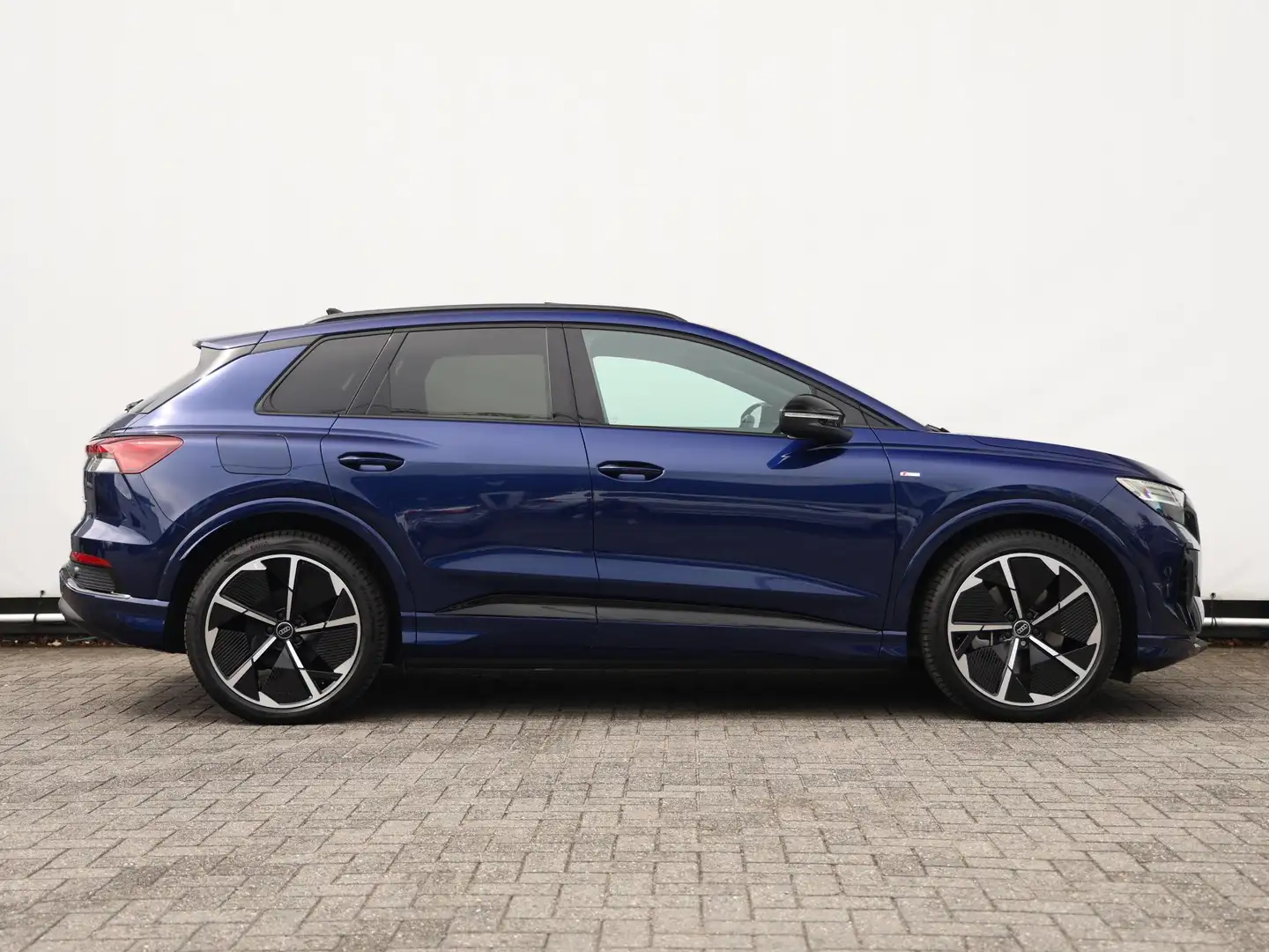 Audi Q4 e-tron 45 S Edition 82 kWh | Pano | Matrix LED koplampen Blauw - 2