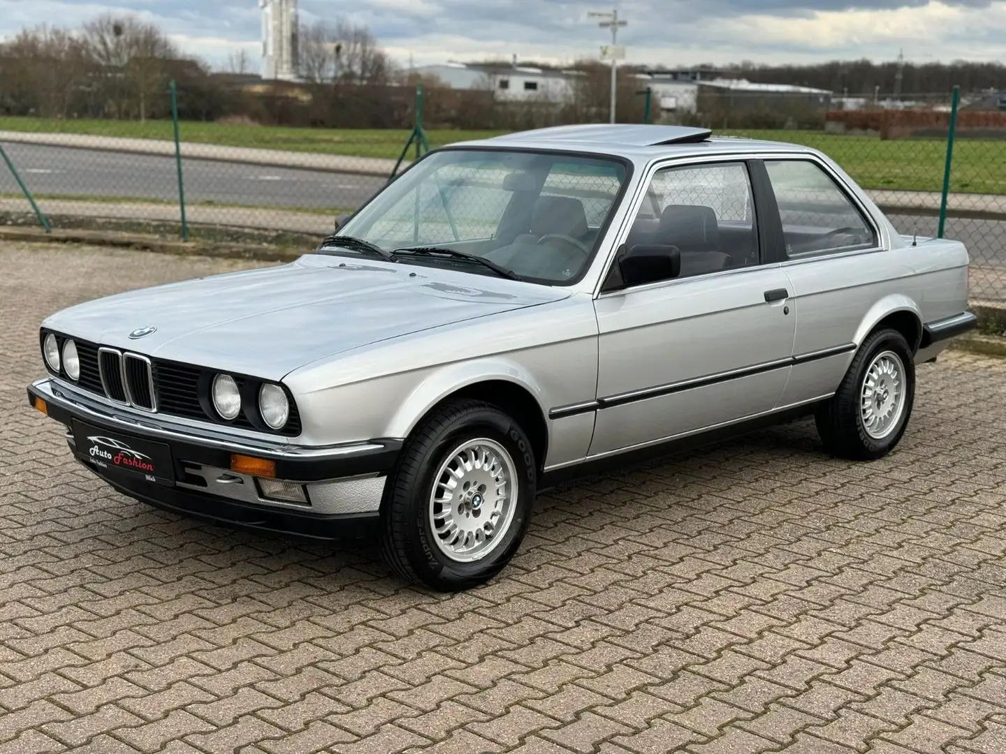 BMW 325 e Coupe 1.HAND H-Kenzeichen TÜV NEU Srebrny - 1