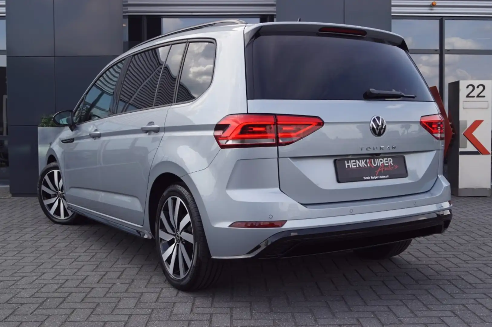 Volkswagen Touran 1.5 TSI DSG R-Line Black st/ 7Pers./Panodak /trekh Zilver - 2