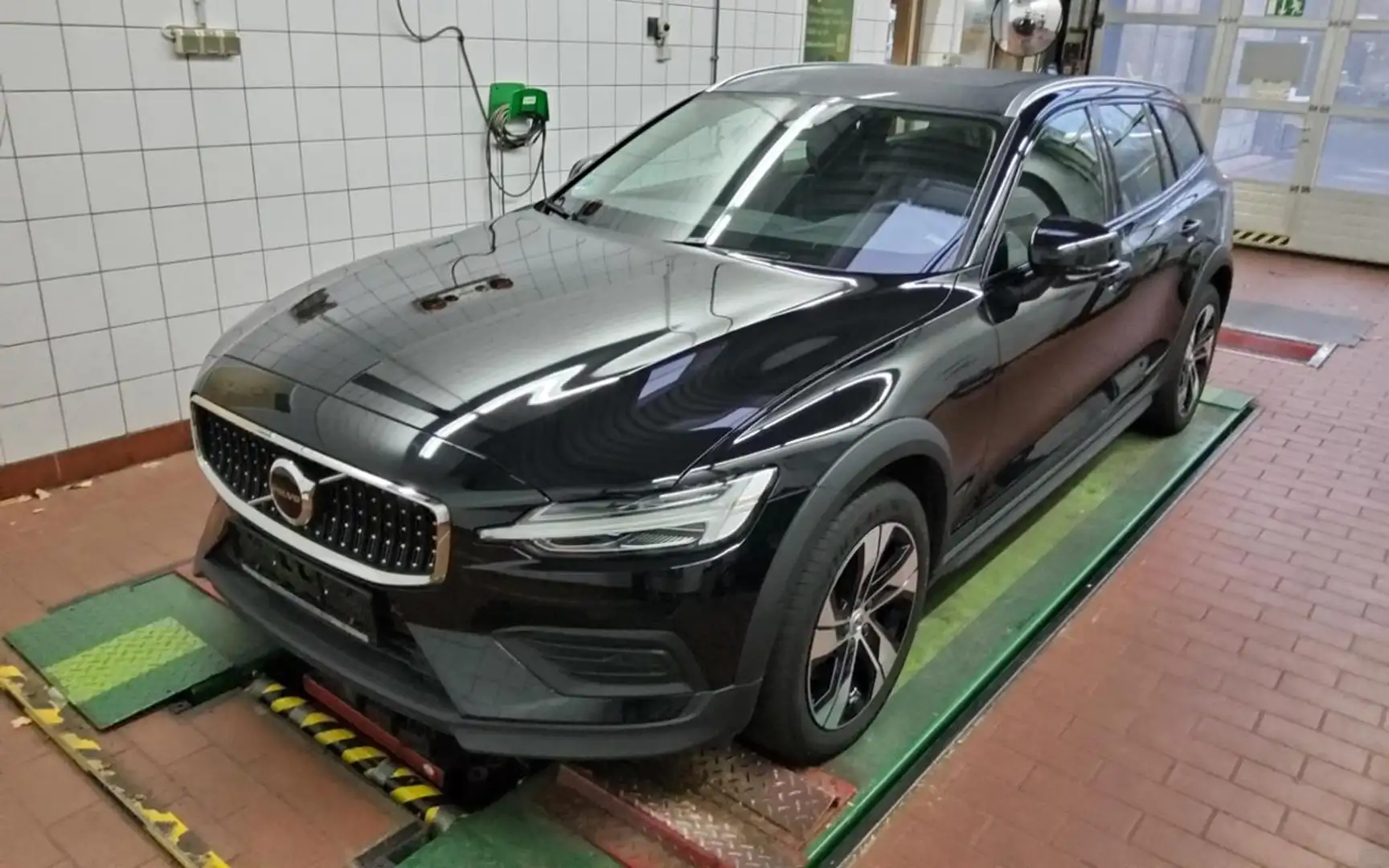 Volvo V60 Cross Country B4 (D) AWD  PLUS PANO+AHK+LM18 Schwarz - 2