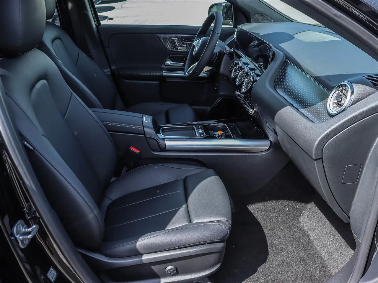 Mercedes-Benz GLA снимка Mercedes-Benz GLA