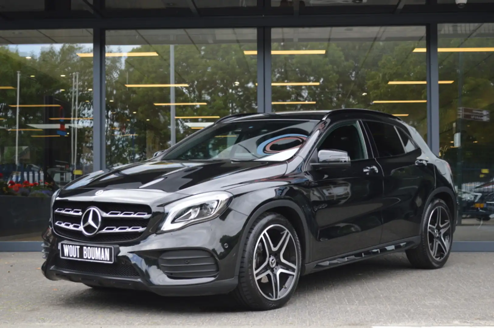 Mercedes-Benz GLA 180 AMG-Line Aut. Led Clima Camera Night Pdc Zwart - 2