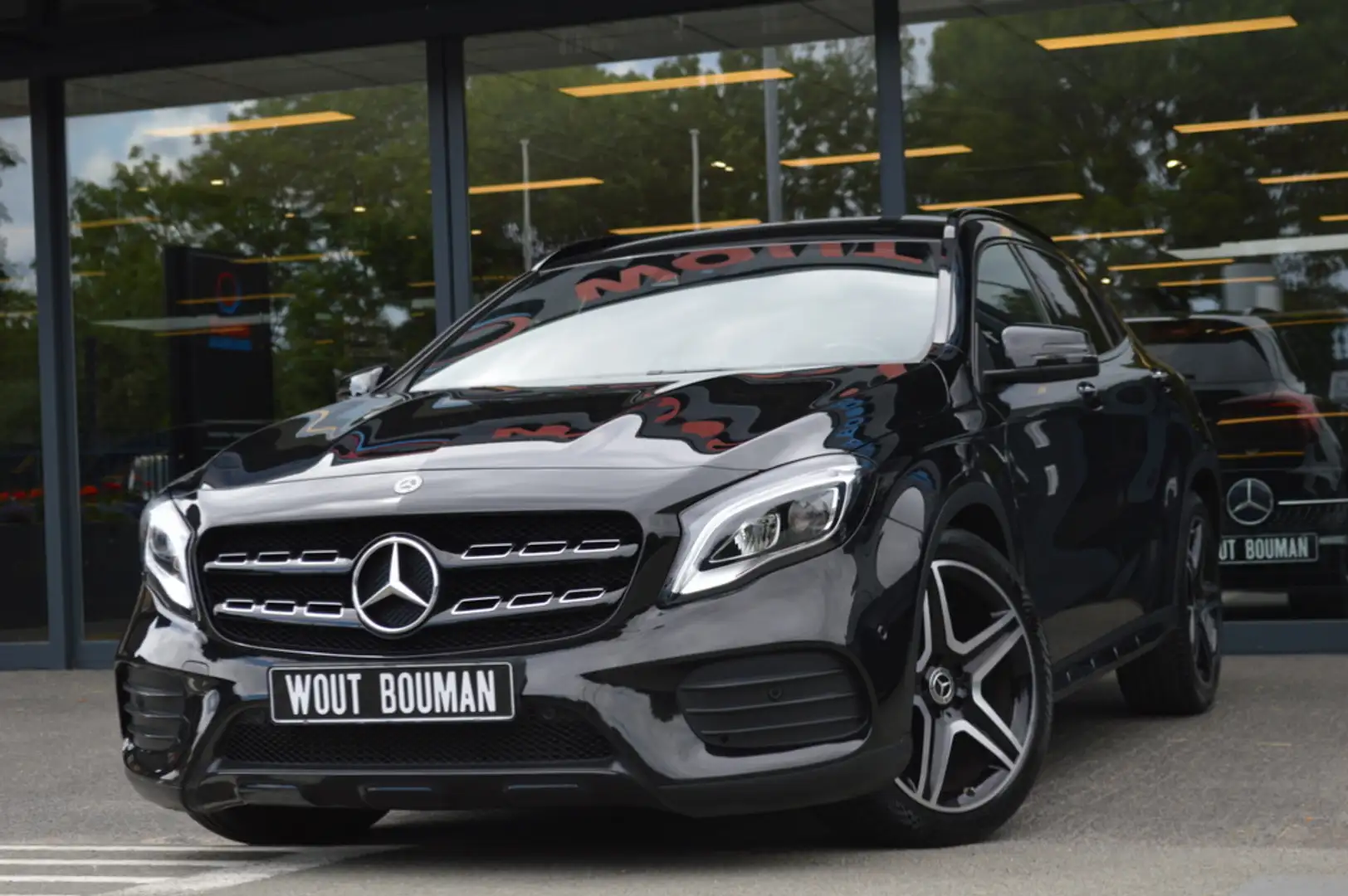 Mercedes-Benz GLA 180 AMG-Line Aut. Led Clima Camera Night Pdc Zwart - 1