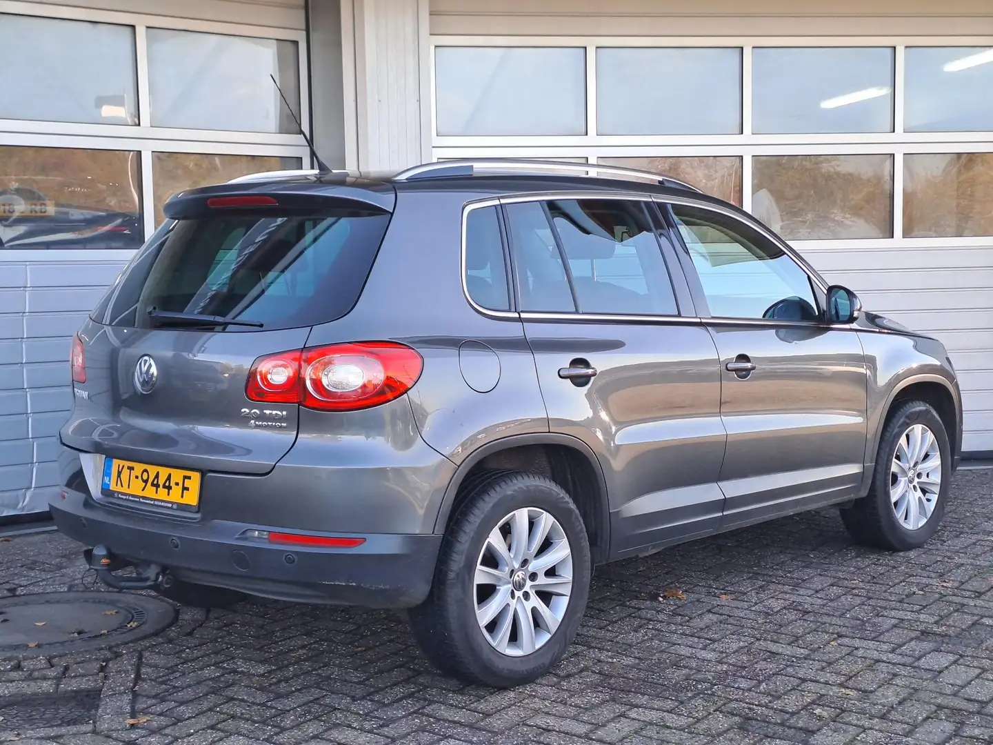 Volkswagen Tiguan 2.0 TDI Sport&Style 4Motion Grijs - 2
