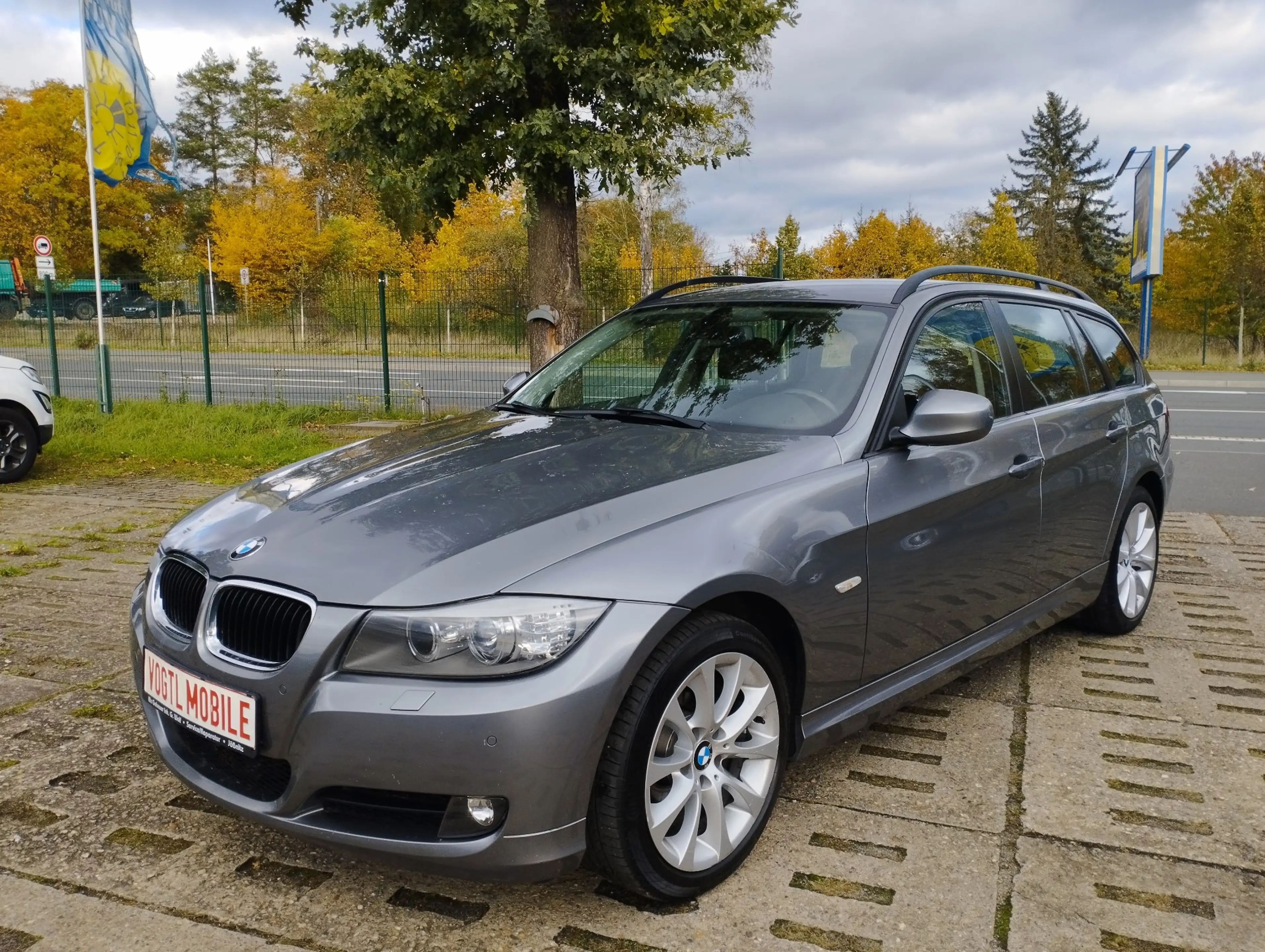 BMW 320 320 d xDrive Touring* ALLRAD! 1.HAND-BEHÖRDENFAHRZEUG!!