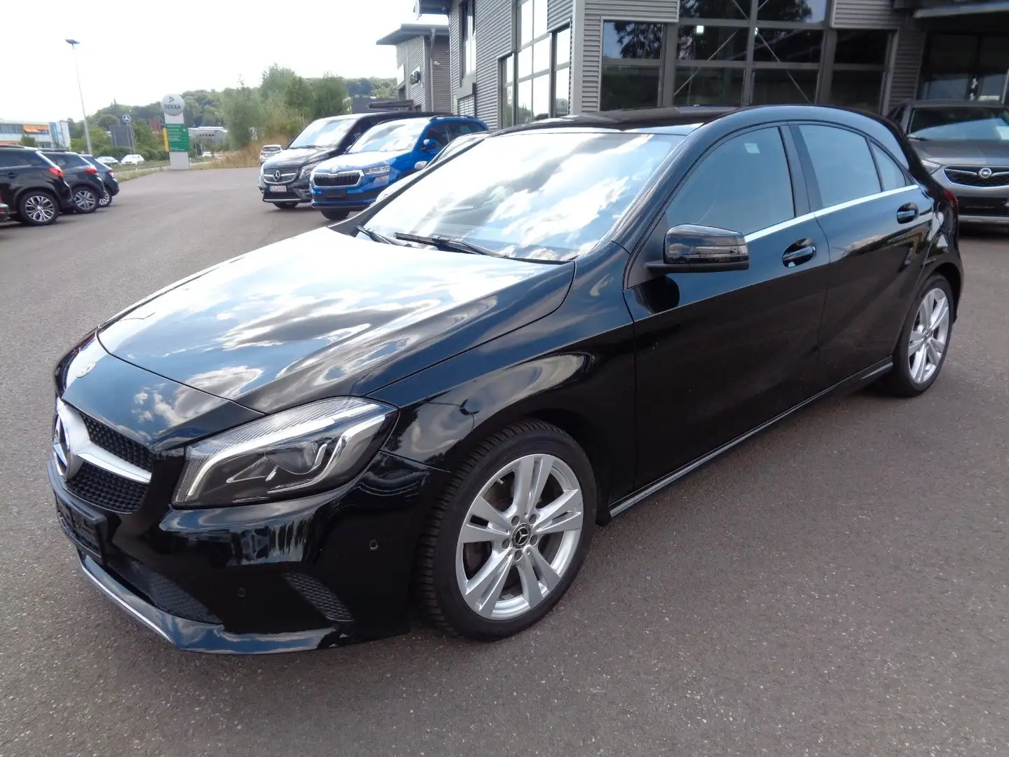 Mercedes-Benz A 200 BlueEfficiency,Automatik,ShZ,Navi,LED. Zwart - 1