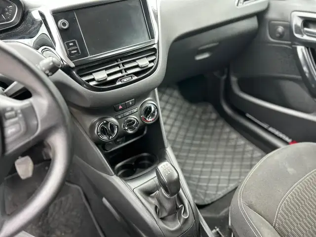 Peugeot 208 view 13